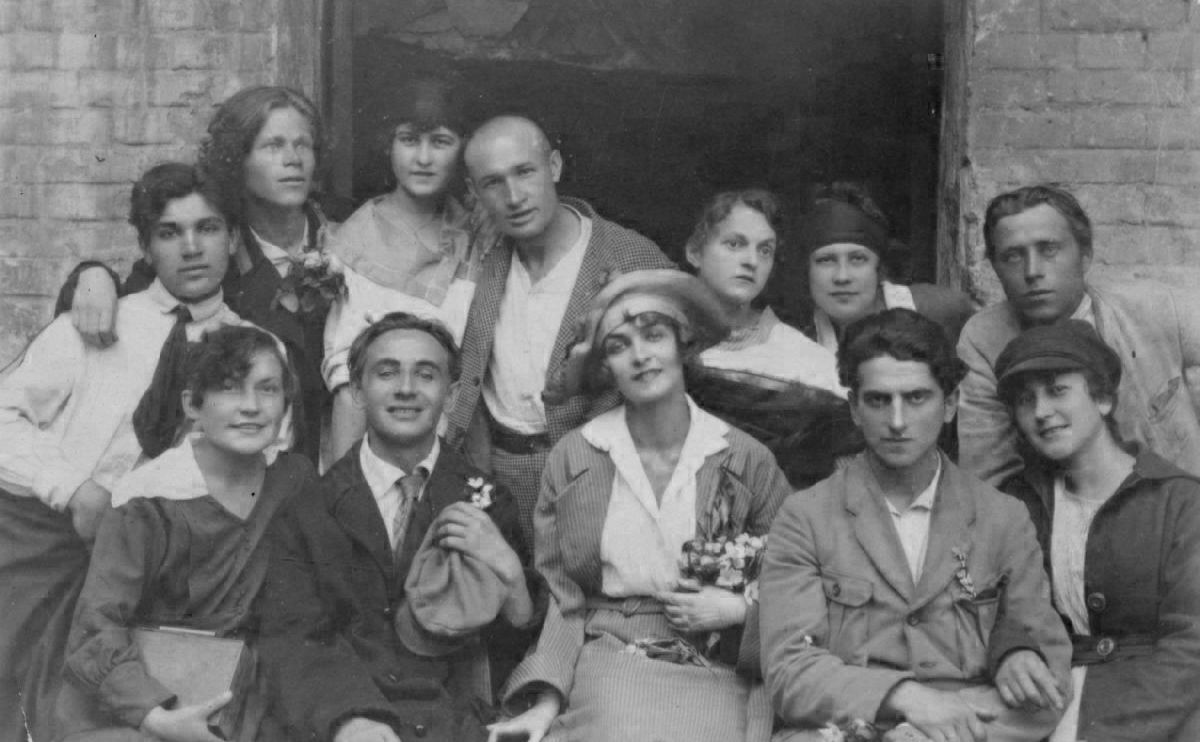 Актори театру «Березіль» (другий унизу ліворуч — Лесь Курбас). 1922 рік // vechirniy.kyiv.ua