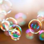 Чому мильні бульбашки є різнокольоровими