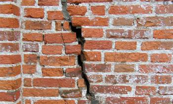 Чому з’являються тріщини на стінах будинків. Як запобігти їх появі