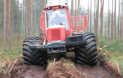 Чому трактори,  які призначені працювати на болоті,  мають широкі колеса чи гусениці?
